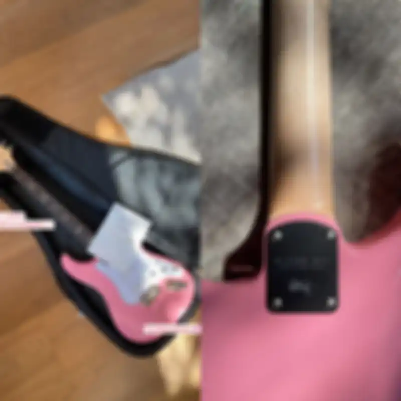 Gitar yang dihadiahkan John Mayer buat Rosé. So sweet banget nih!