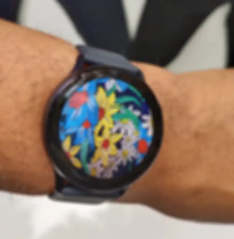 Wallpaper Galaxy Watch Active2 mudah diganti dengan foto obyek di sekitarnya
