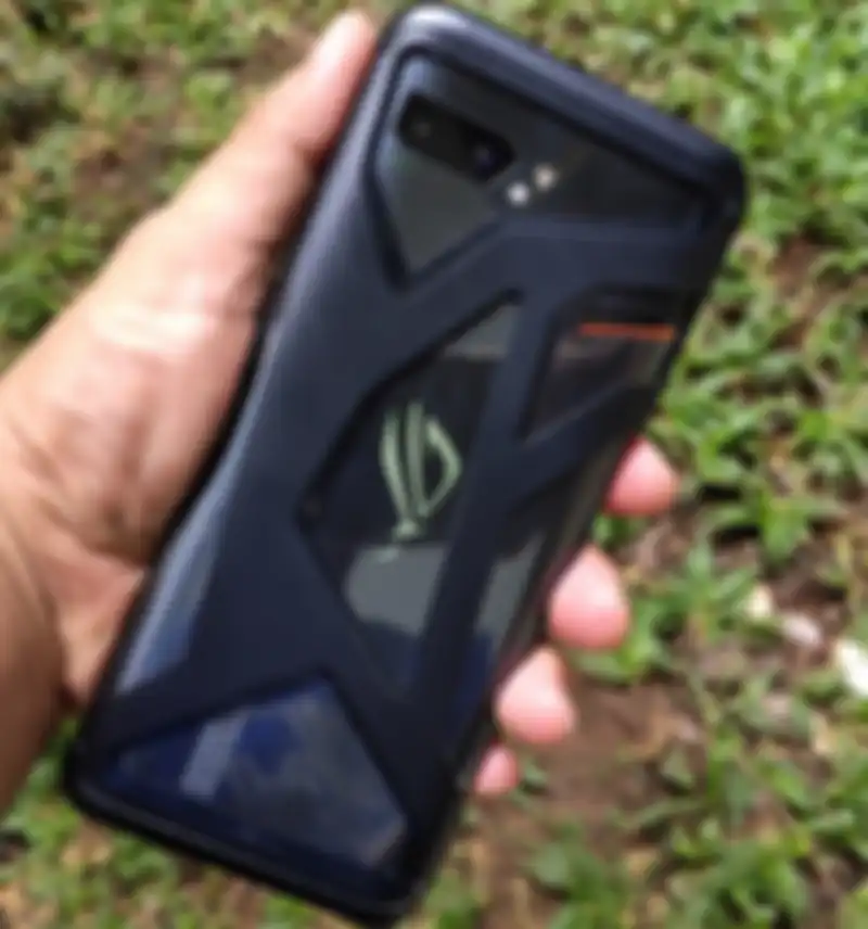 Asus ROG Phone 2 tampak sisi belakang dengan case bawaan