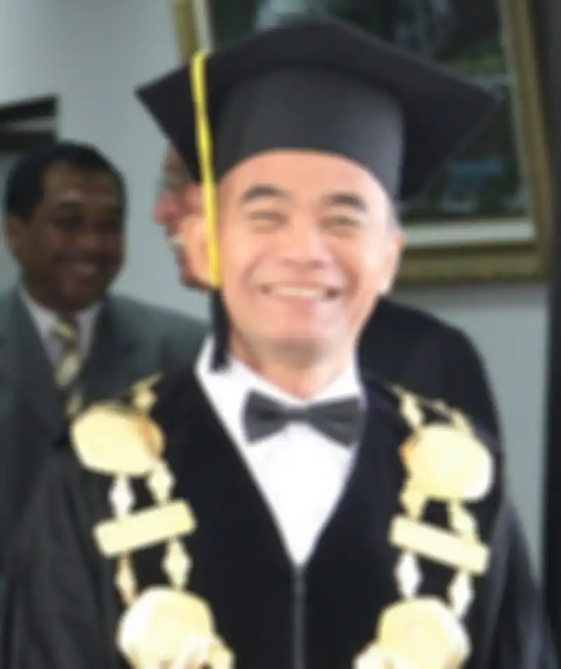 Pengganti Tri Rismaharini ternyata lebih galak. Mensos ad interim langsung cabut izin Aksi Cepat Tanggap (ACT) di hari pertamanya.