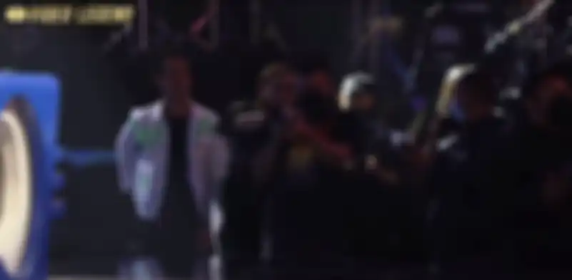 Maia Estianty mencoba merebut kamera salah seorang kru