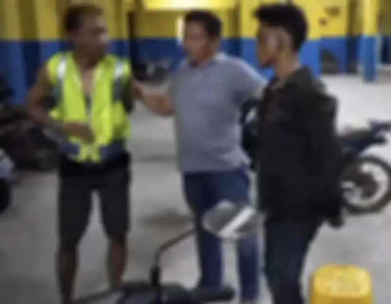Foto tampang pelaku mutilasi kurir ojol Ridho Suhendra disebarkan. Beberapa foto yang dirilis oleh polisi itu ditayangkan stasiun TV. 