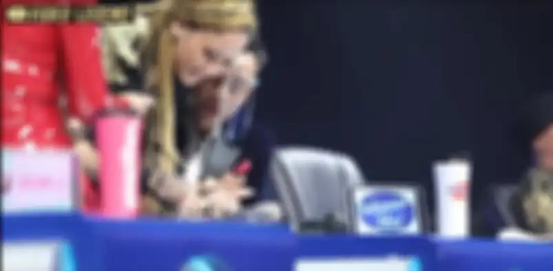 Maia Estianty merebut hp Rossa dan Judika
