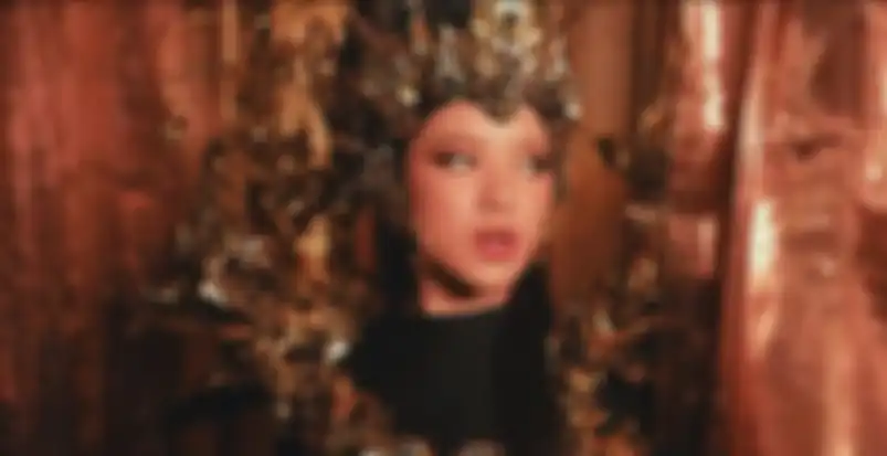 Tiara Andini di video klip Ngeluwihi