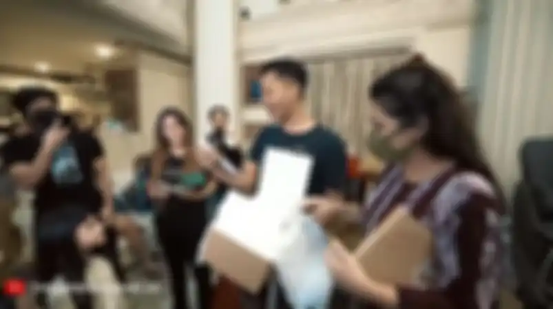 Azriel Hermansyah membuka kado dari Atta Halilintar