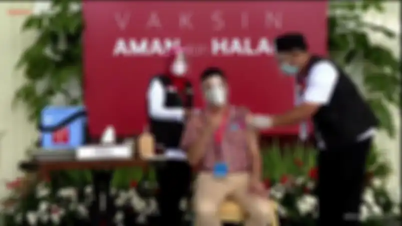 Raffi Ahmad disuntik vaksin covid-19.