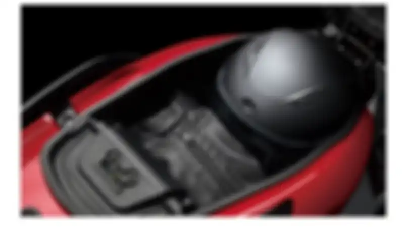 Bagasi motor baru SYM FNX 125 cukup luas bisa muat helm half face, jaket dan barang lainnya.