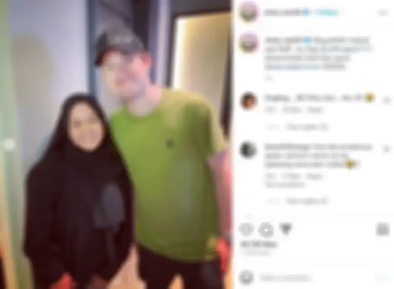 Mbak Lala girang bisa berfoto bersama Alan Walker. 