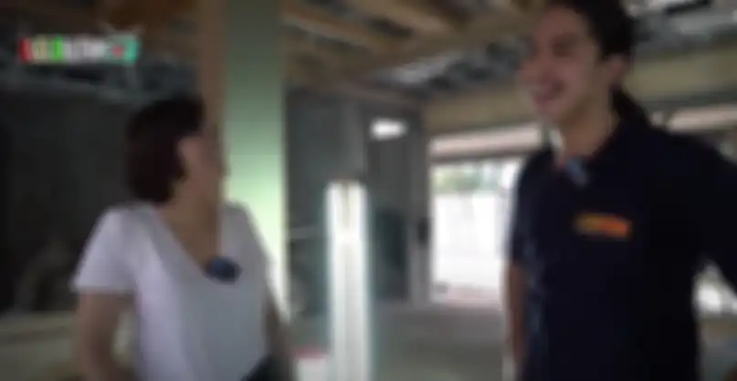 Maia Estianty dan El Rumi sedang memantau pembangunan rumah barunya.