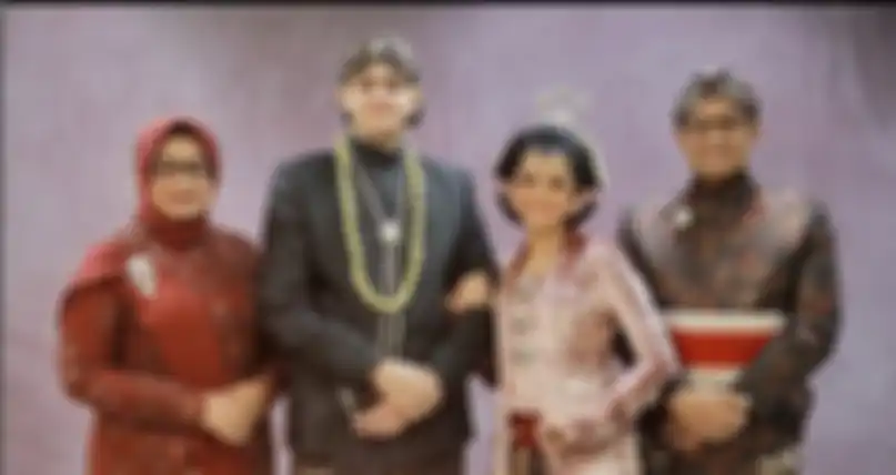 Mutiara Baswedan tampil menawan dengan balutan kebaya kutubaru berwarna pink di resepsi pertama.