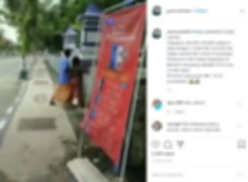 Seorang pria yang sedang menelanjangi wanita di pinggir jalan di Madura