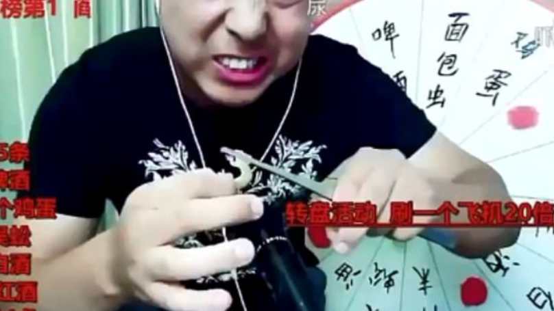Vlogger yang tewas saat live straming makan serangga dan tokek beracun