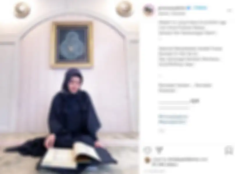 Syahrini membaca Al Quran
