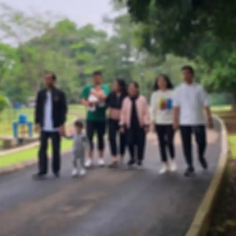 Gibran Rakabuming Raka dan Selvi Ananda berjalan beriringan.