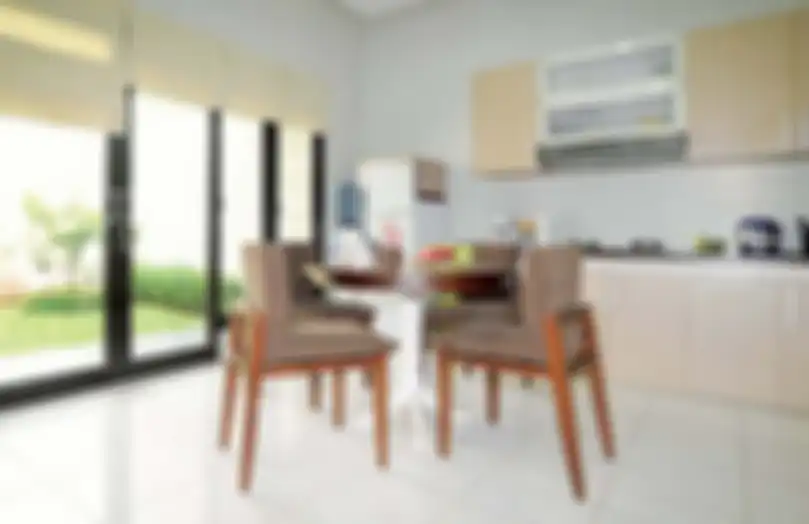 Ruang makan dan dapur lapang dengan furnitur seperlunya di rumah minimalis ini.