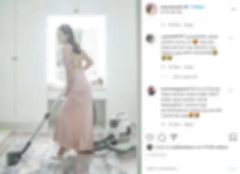 Komentar netizen yang ingin meniru penampilan seksi Shandy Aulia mengenakan gaun dan heels saat membersihkan rumah menggunakan vacum cleaner. 
