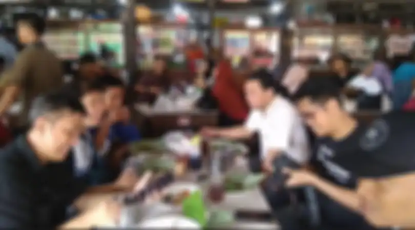 Peserta Fun Riding Addressia jilid 2, saat santap siang bersama-sama.