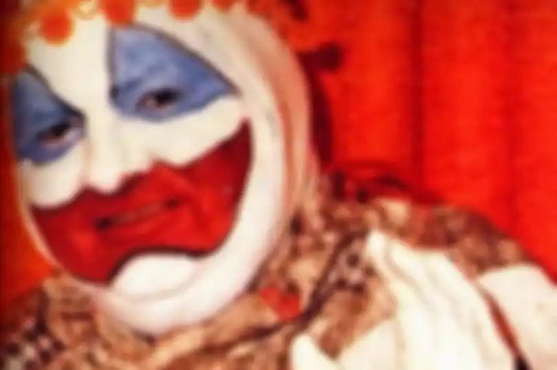 Ini adalah Gacy ketika dia berpenampilan sebagai badut.