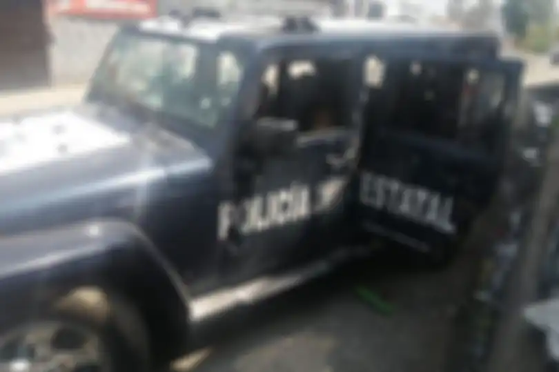 Mobil polisi berlubang akibat serangan geng narkoba Meksiko.