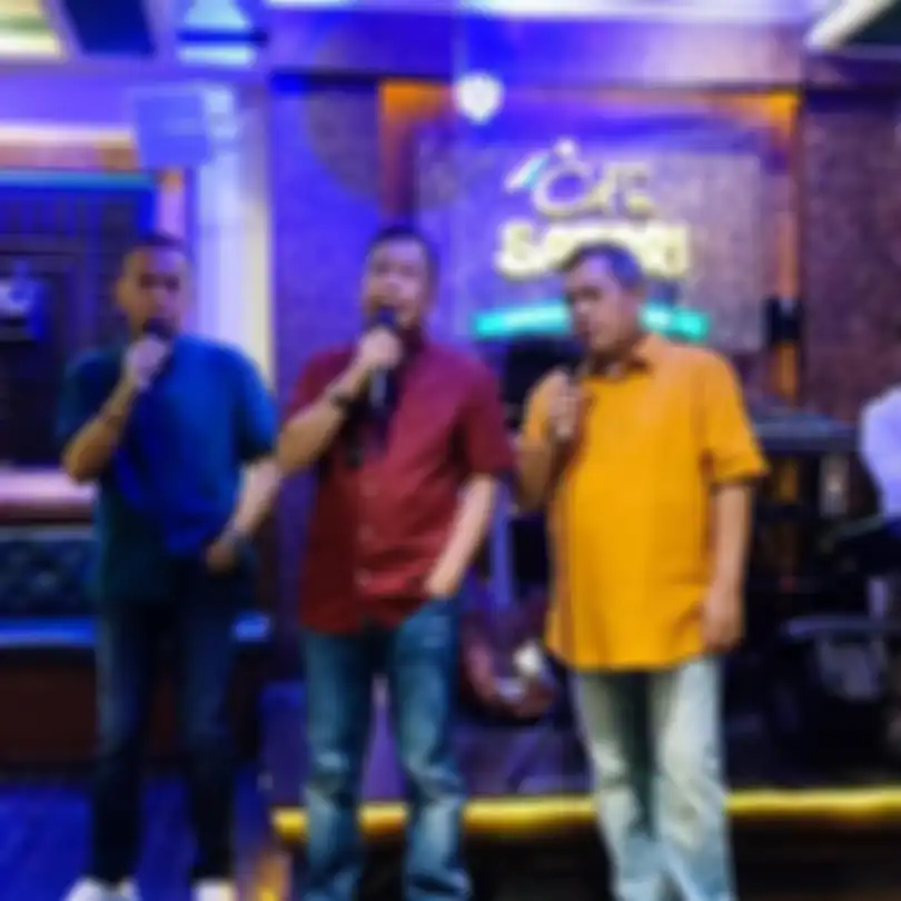 Berawal dari malu-malu meminta selembar uang Rp 10 ribu kepada Kasino, kini foto Miing Bagito yang sukses menjadi politisi mencuri perhatian. 