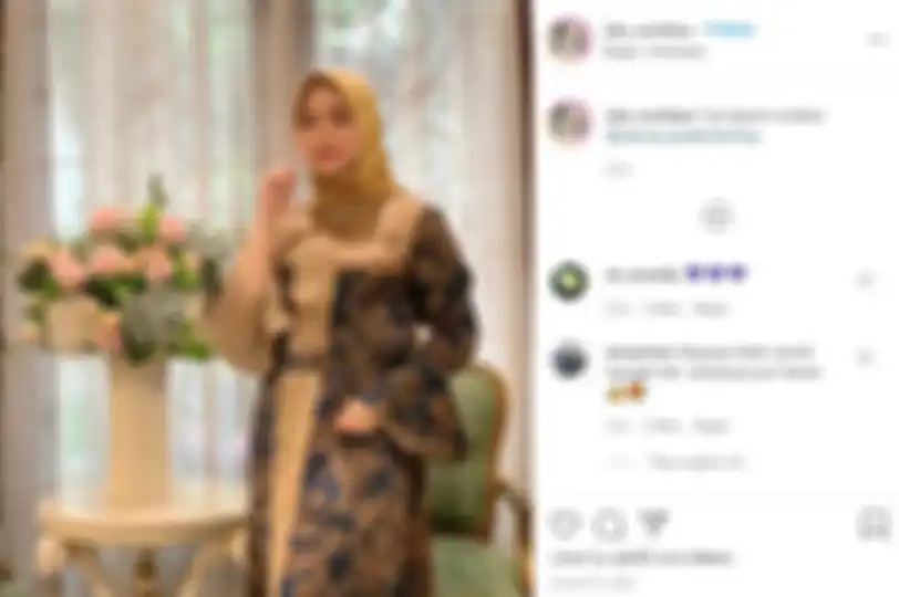 Kakak ipar Syahrini jadi model busana syari