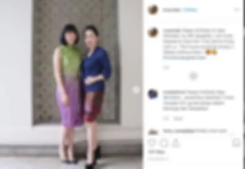 Tak kalah cantik saat bersanding dengan menantunya