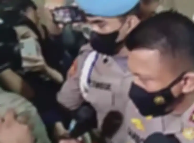 Berikut ini fakta terbaru dalam kasus kematin Brigadir J yang bikin Irjen Ferdy Sambo pasrah dicopot. Foto gelagat sang jenderal jadi kunci.