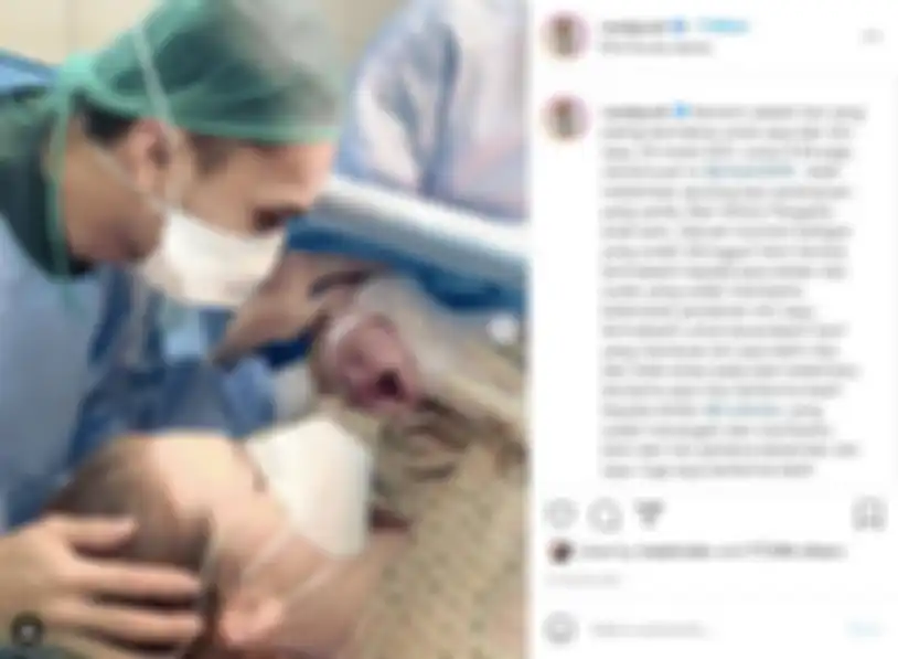 Unggahan Randy Pangalila saat menyambut anaknya yang baru lahir.