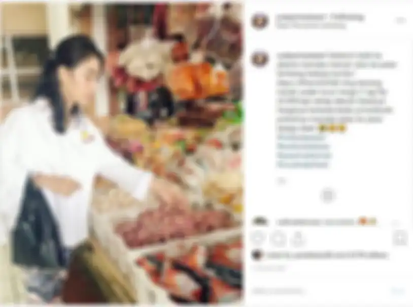 Uut Permatasari di pasar tradisional
