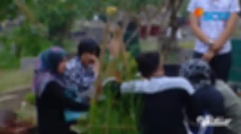 Irish Bella ziarah ke makam bayi kembarnya