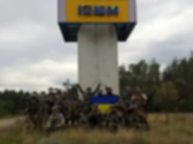 Militer Ukraina berfoto di Kharkiv denagn ekspresi kemenangan