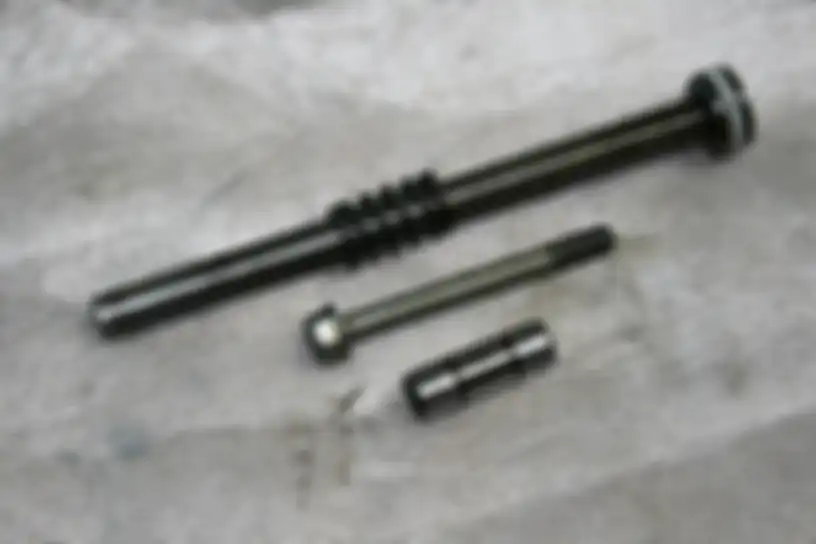 Cukup modal pen piston bekas bisa bikin sokbreker motor bagian depan jadi lebih tinggi.