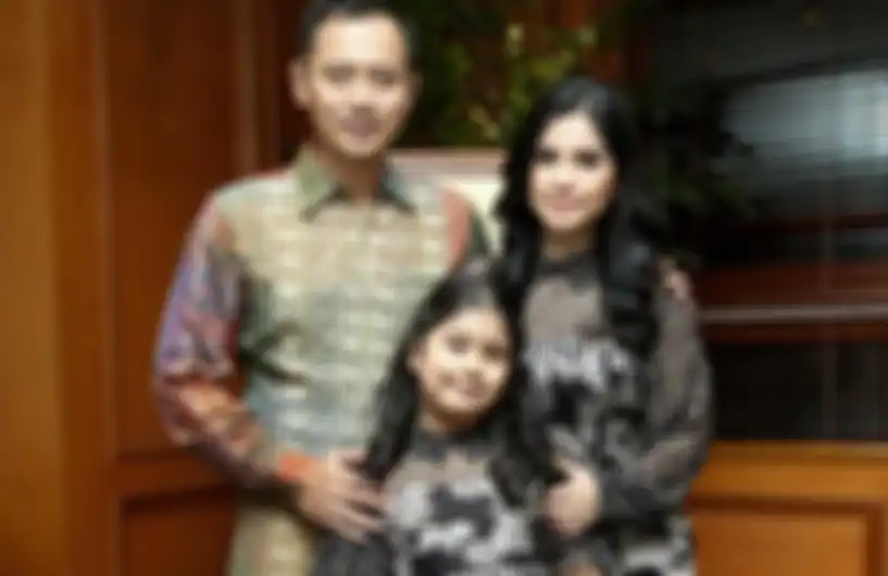 Almira Tunggadewi Yudhoyono bersama kedua orang tuanya