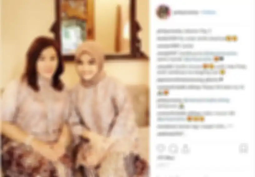 Pinky Evianty, kakak kandung Maia Estianty berpose dengan putrinya