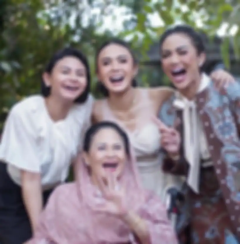 Yuni Shara bersama ibu dan dua adiknya
