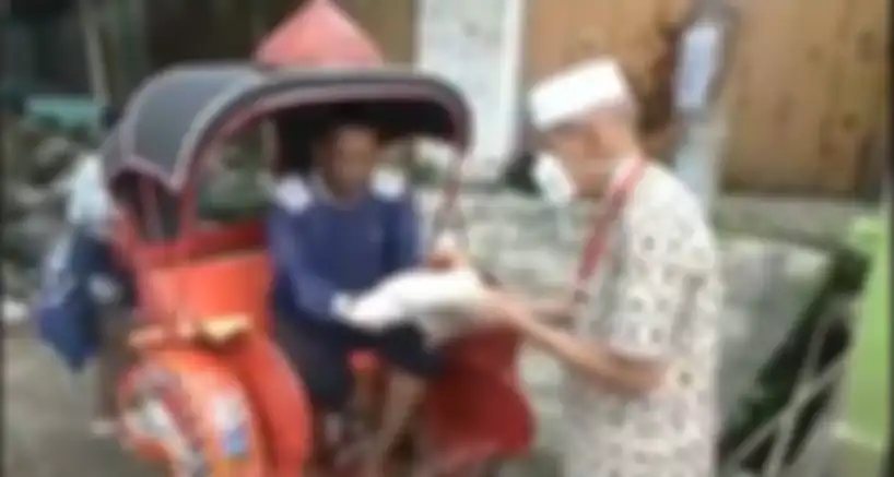 Hasan Mulachela bersedekah