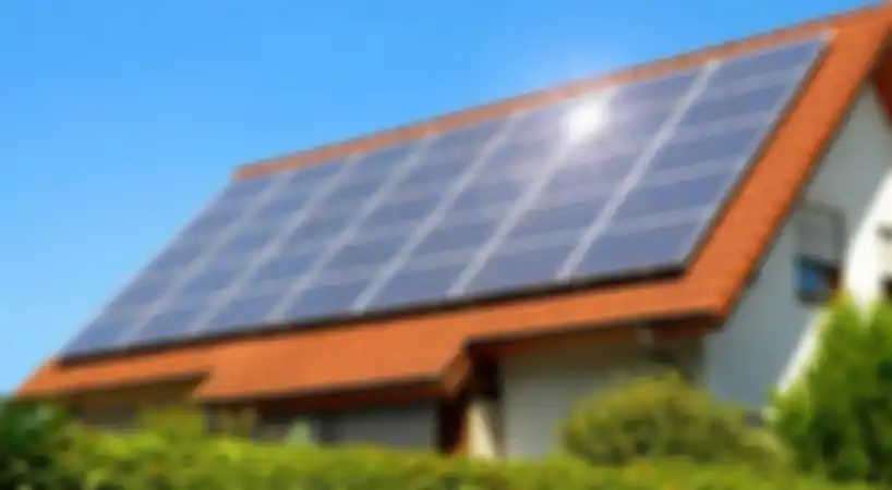 Penggunaan panel surya pada rumah, memanfaatkan matahari sebagai pembangkit listrik.