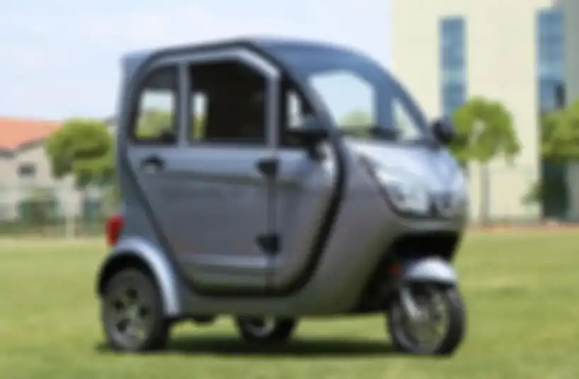 Motor roda tiga bertenaga listrik EW-C01 atau Wolf Warrior buatan China.