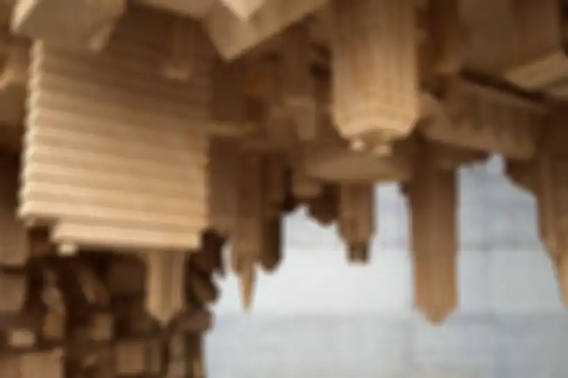 Detail gedung-gedung di perkotaan pada bagian bawah permukaan meja