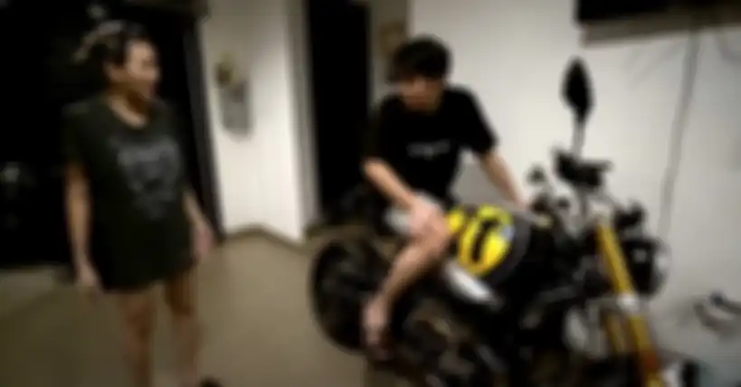 Nikita Mirzani saat menawarkan BMW R nine T Spezial kesayangannya ke Billy Syahputra