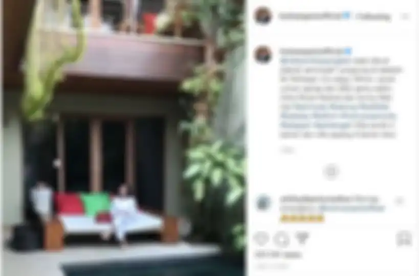 Istri Hotman Paris saat berada di Villa pemberian sang suami