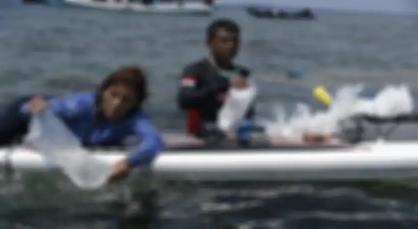 Menteri Kelautan dan Perikanan Susi Pudjiastuti menebarkan 69 ribu benih lobster di perairan Pulau Cemara, Karimunjawa