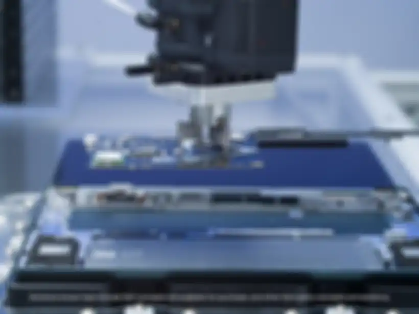 Perakitan motherboard dengan microfactory di Concept Luna Dell Technologies