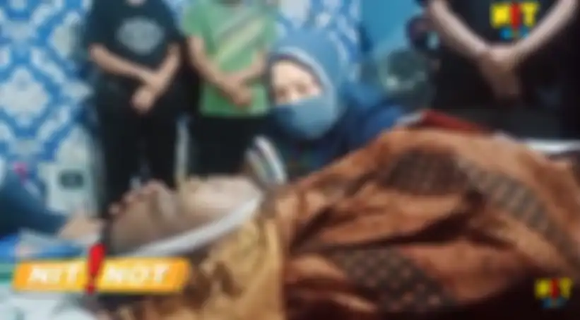 Istri Sapri Pantun yang tengah hamil 9 bulan menangis di samping jenazah Sapri.