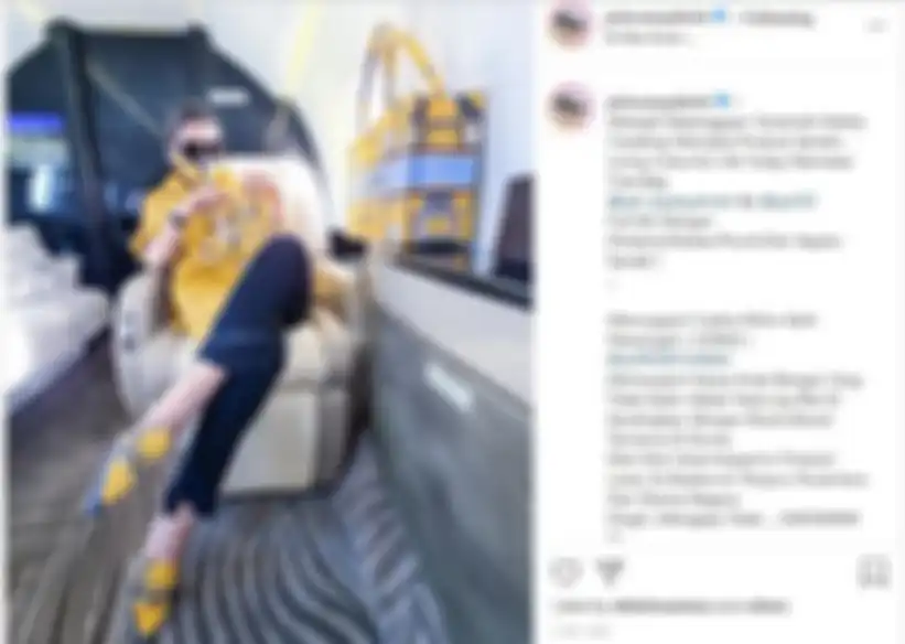 Tampilan serba kuning Syahrini saat naik jet pribadi jadi sorotan