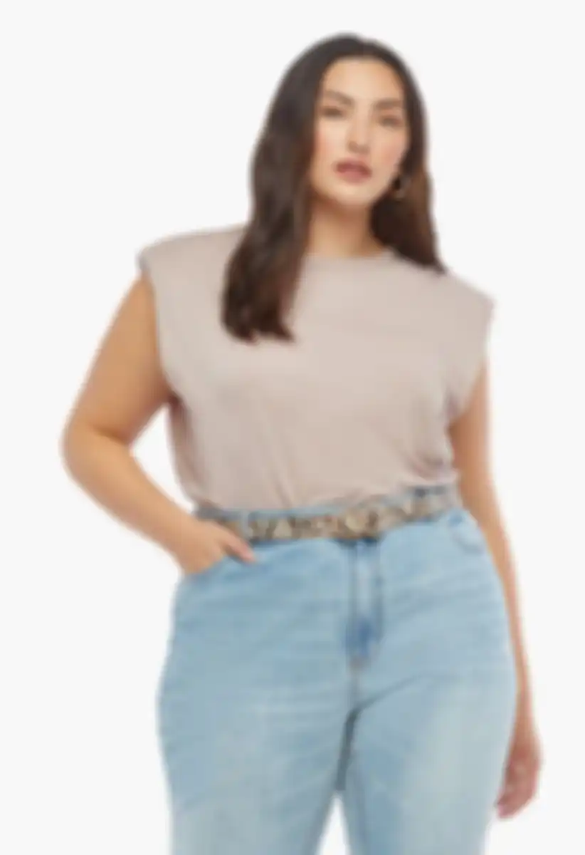 Boxy top, model baju tanpa lengan yang bisa menutupi lengan besar