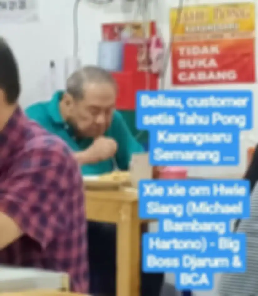Bos Djarum, Michael Bambang Hartono, tertangkap kamera makan di warung sederhana.