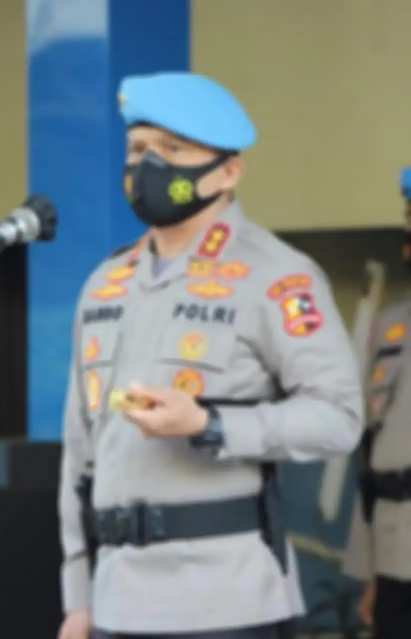 Foto wajah Kadiv Propam Polri Irjen Ferdy Sambo sempat dilecehkan Birgadir Yosua beredar. Dia ngotot bangun sekolah di pelosok desa.