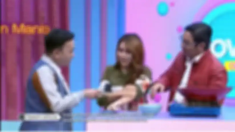 Ruben memukul tangan Ayu Ting Ting