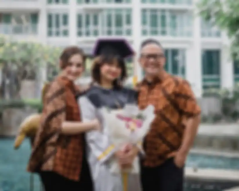 Potret keluarga kecil Mona Ratuliu dan Indra Brasco bersama Mima Shafa yang baru saja lulus dari SMA.
